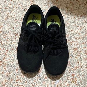 Women Nike runs size 9